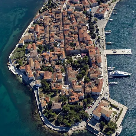 4928-11 For 4 Pers In Poreč